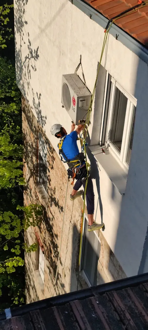 Alpinista montira klima uređaj na fasadi porodične kuće - visinski radovi bez skele