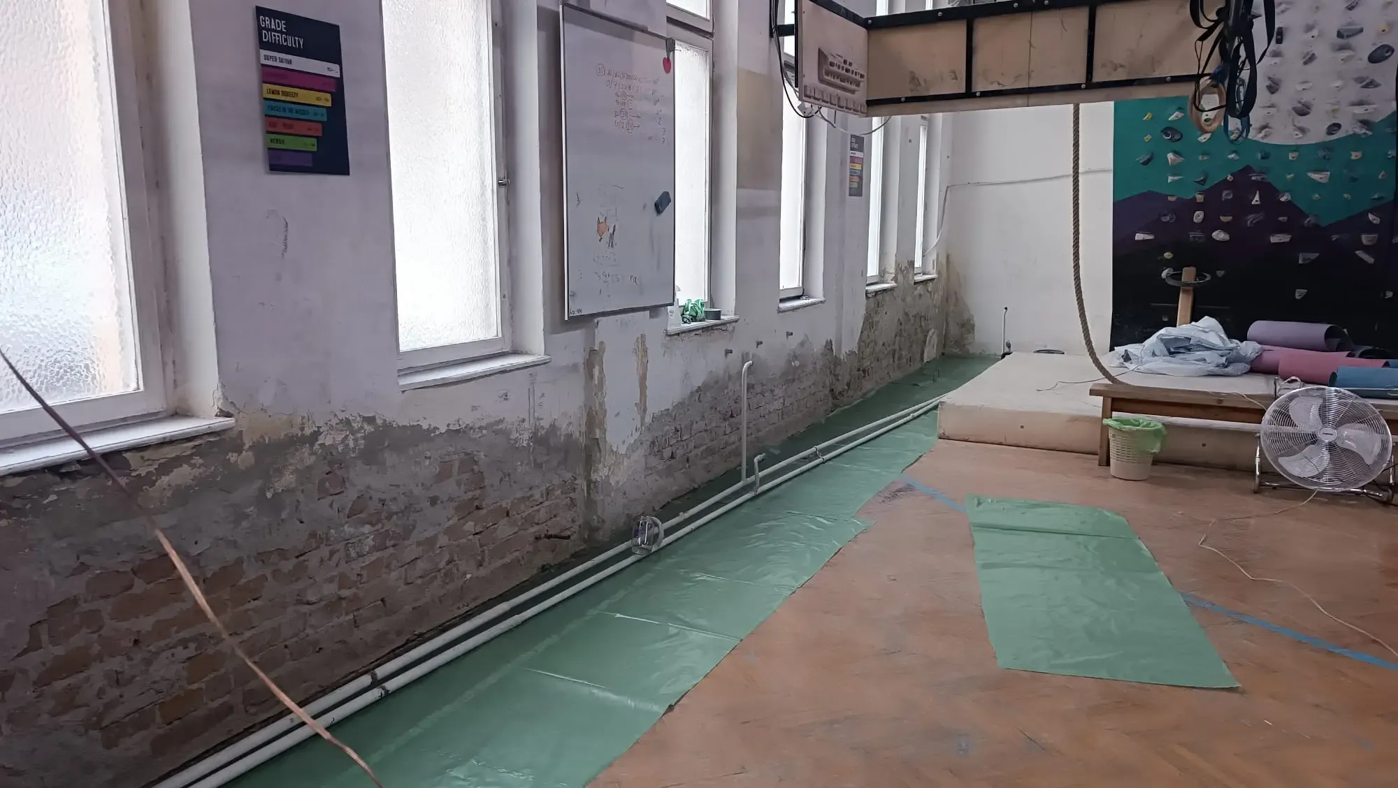 Zid sa oštećenim malterom pre sanacije - priprema za novi sloj